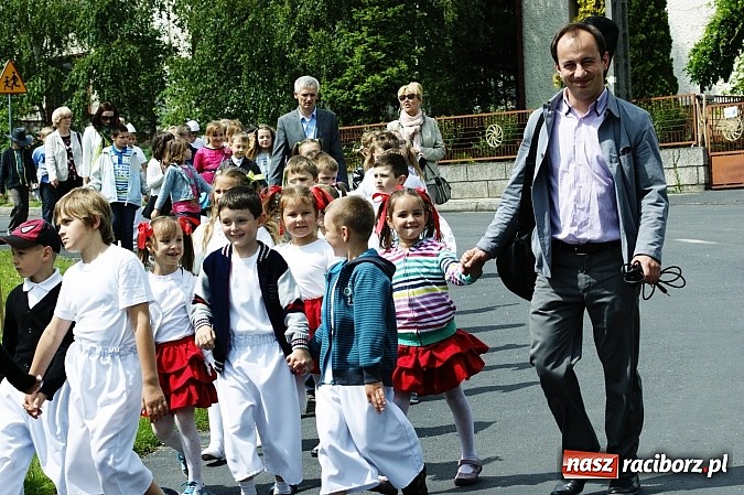 Zdjęcie w galerii na portalu naszraciborz.pl: Korowód przebierańców na festynie w Bieńkowicach wiadomości z regionu