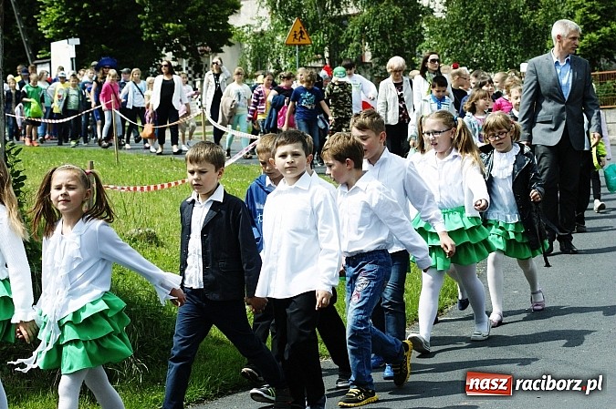Zdjęcie w galerii na portalu naszraciborz.pl: Korowód przebierańców na festynie w Bieńkowicach wiadomości z regionu