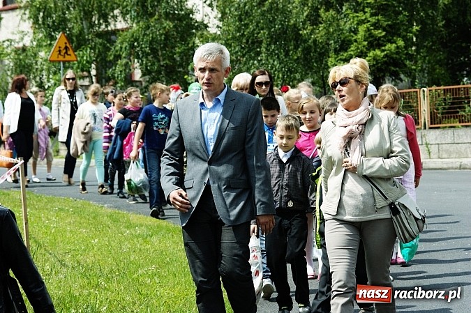 Zdjęcie w galerii na portalu naszraciborz.pl: Korowód przebierańców na festynie w Bieńkowicach wiadomości z regionu
