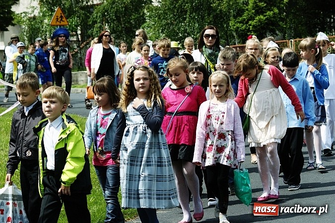 Zdjęcie w galerii na portalu naszraciborz.pl: Korowód przebierańców na festynie w Bieńkowicach wiadomości z regionu