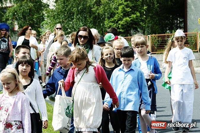 Zdjęcie w galerii na portalu naszraciborz.pl: Korowód przebierańców na festynie w Bieńkowicach wiadomości z regionu