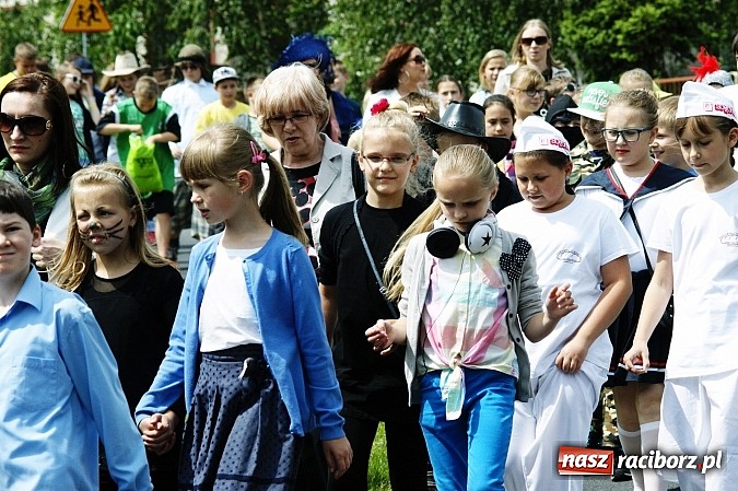 Zdjęcie w galerii na portalu naszraciborz.pl: Korowód przebierańców na festynie w Bieńkowicach wiadomości z regionu