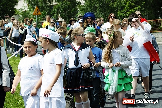 Zdjęcie w galerii na portalu naszraciborz.pl: Korowód przebierańców na festynie w Bieńkowicach wiadomości z regionu