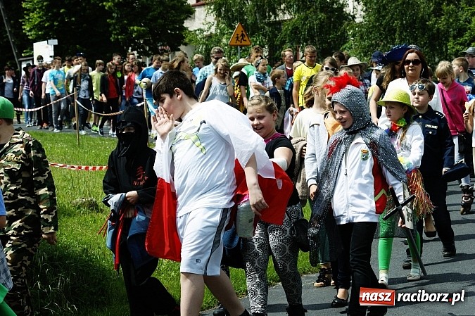 Zdjęcie w galerii na portalu naszraciborz.pl: Korowód przebierańców na festynie w Bieńkowicach wiadomości z regionu