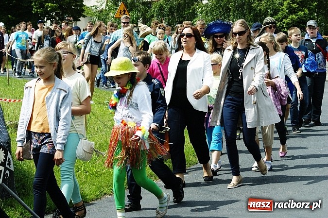 Zdjęcie w galerii na portalu naszraciborz.pl: Korowód przebierańców na festynie w Bieńkowicach wiadomości z regionu