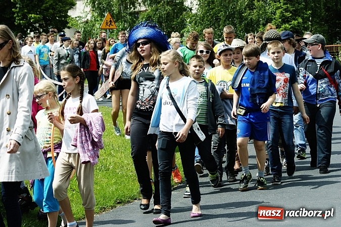 Zdjęcie w galerii na portalu naszraciborz.pl: Korowód przebierańców na festynie w Bieńkowicach wiadomości z regionu