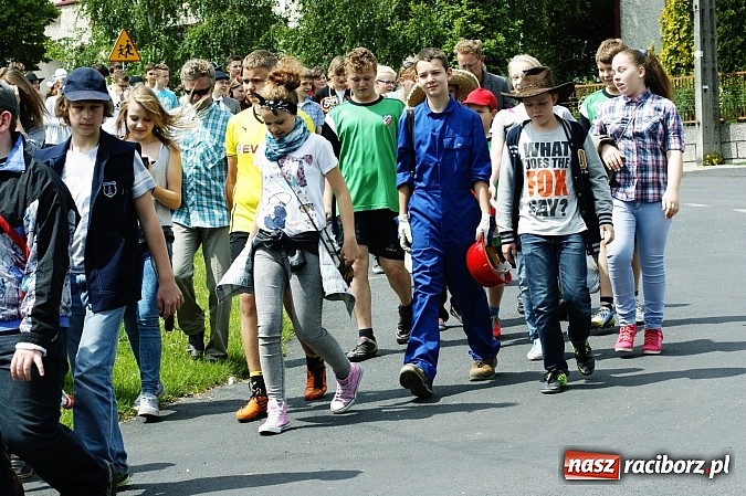 Zdjęcie w galerii na portalu naszraciborz.pl: Korowód przebierańców na festynie w Bieńkowicach wiadomości z regionu