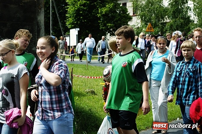 Zdjęcie w galerii na portalu naszraciborz.pl: Korowód przebierańców na festynie w Bieńkowicach wiadomości z regionu