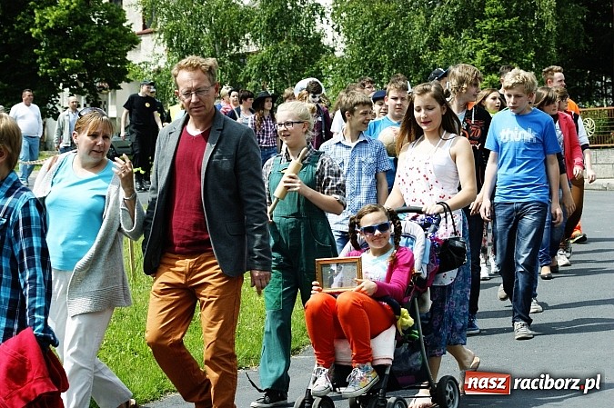 Zdjęcie w galerii na portalu naszraciborz.pl: Korowód przebierańców na festynie w Bieńkowicach wiadomości z regionu