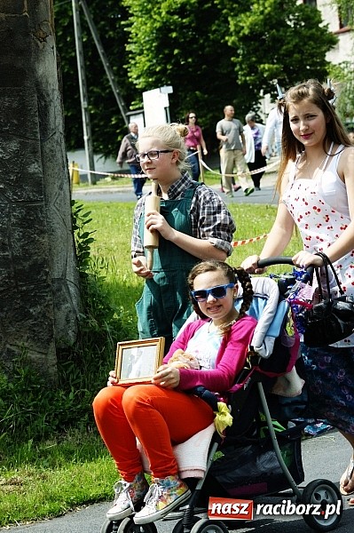 Zdjęcie w galerii na portalu naszraciborz.pl: Korowód przebierańców na festynie w Bieńkowicach wiadomości z regionu