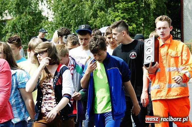 Zdjęcie w galerii na portalu naszraciborz.pl: Korowód przebierańców na festynie w Bieńkowicach wiadomości z regionu