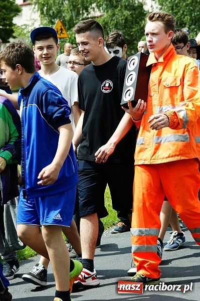 Zdjęcie w galerii na portalu naszraciborz.pl: Korowód przebierańców na festynie w Bieńkowicach wiadomości z regionu