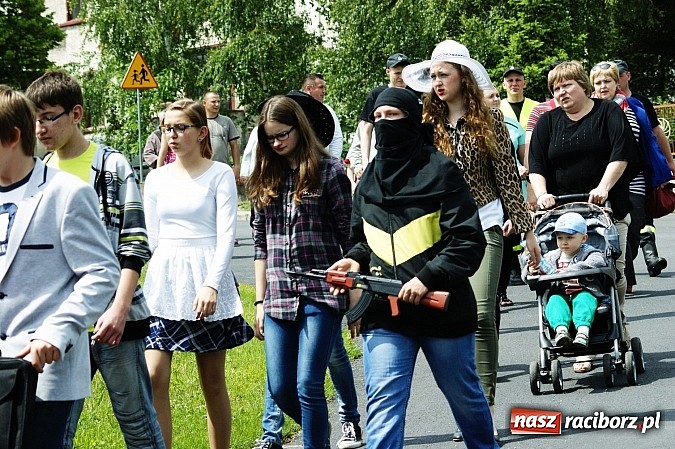 Zdjęcie w galerii na portalu naszraciborz.pl: Korowód przebierańców na festynie w Bieńkowicach wiadomości z regionu