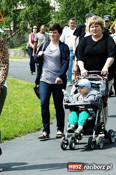 Zdjęcie w galerii na portalu naszraciborz.pl: Korowód przebierańców na festynie w Bieńkowicach wiadomości z regionu