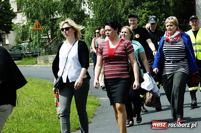 Zdjęcie w galerii na portalu naszraciborz.pl: Korowód przebierańców na festynie w Bieńkowicach wiadomości z regionu