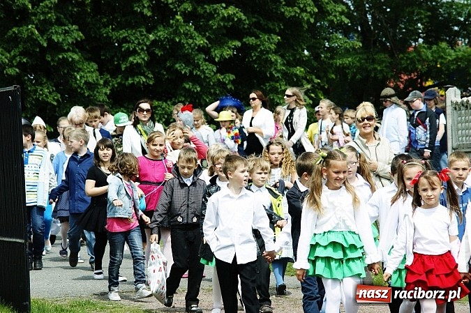 Zdjęcie w galerii na portalu naszraciborz.pl: Korowód przebierańców na festynie w Bieńkowicach wiadomości z regionu