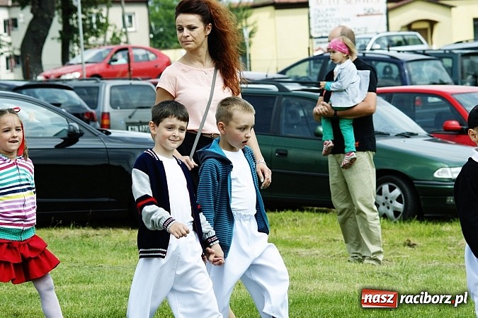 Zdjęcie w galerii na portalu naszraciborz.pl: Korowód przebierańców na festynie w Bieńkowicach wiadomości z regionu