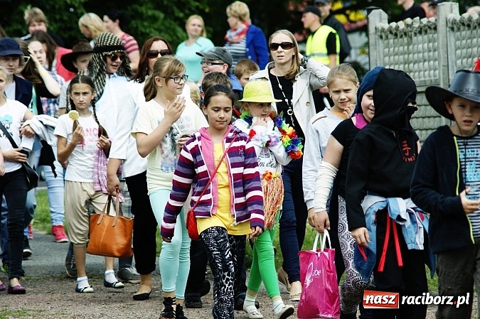 Zdjęcie w galerii na portalu naszraciborz.pl: Korowód przebierańców na festynie w Bieńkowicach wiadomości z regionu