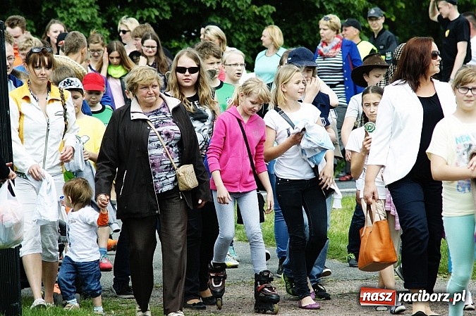 Zdjęcie w galerii na portalu naszraciborz.pl: Korowód przebierańców na festynie w Bieńkowicach wiadomości z regionu