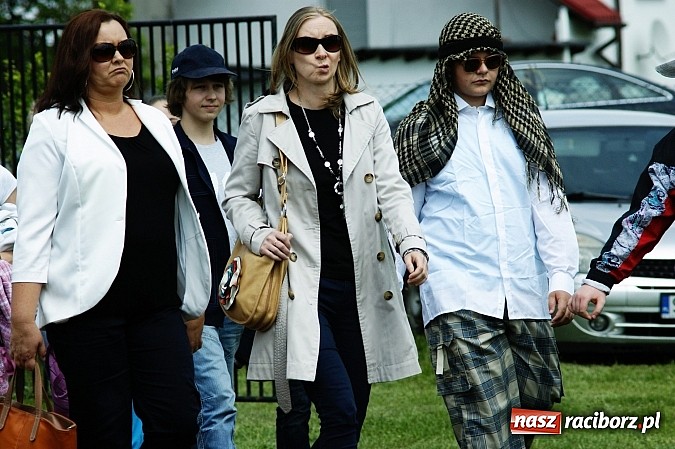 Zdjęcie w galerii na portalu naszraciborz.pl: Korowód przebierańców na festynie w Bieńkowicach wiadomości z regionu