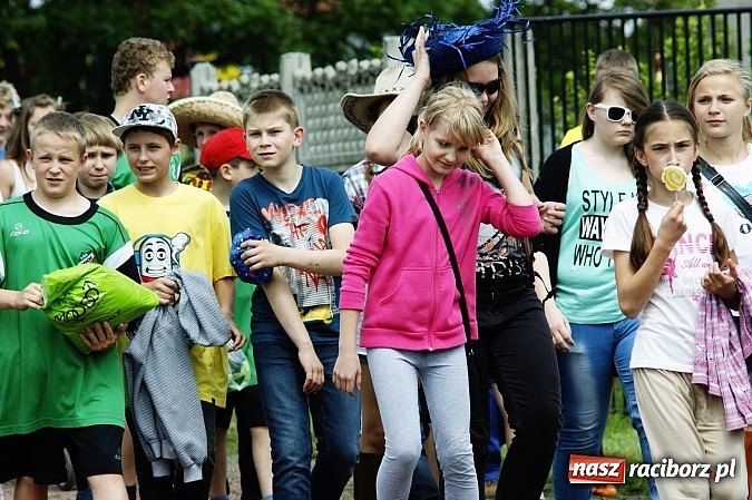 Zdjęcie w galerii na portalu naszraciborz.pl: Korowód przebierańców na festynie w Bieńkowicach wiadomości z regionu