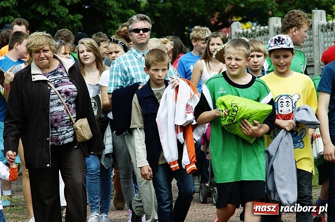 Zdjęcie w galerii na portalu naszraciborz.pl: Korowód przebierańców na festynie w Bieńkowicach wiadomości z regionu