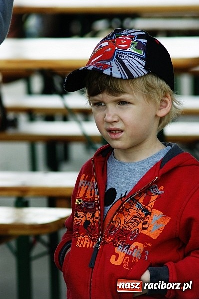 Zdjęcie w galerii na portalu naszraciborz.pl: Korowód przebierańców na festynie w Bieńkowicach wiadomości z regionu