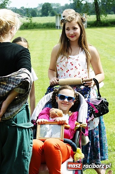 Zdjęcie w galerii na portalu naszraciborz.pl: Korowód przebierańców na festynie w Bieńkowicach wiadomości z regionu