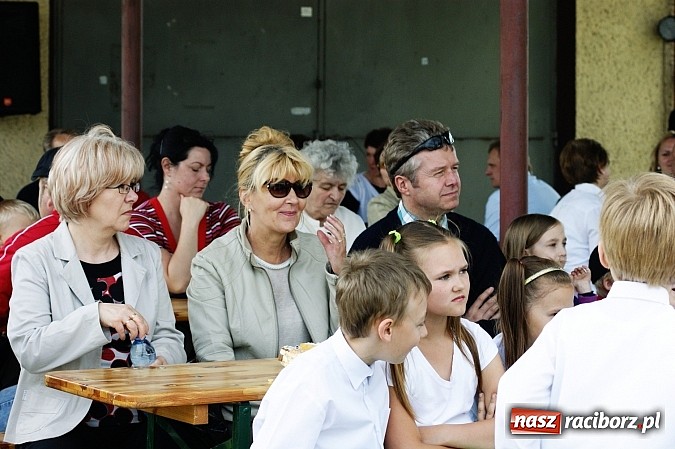 Zdjęcie w galerii na portalu naszraciborz.pl: Korowód przebierańców na festynie w Bieńkowicach wiadomości z regionu