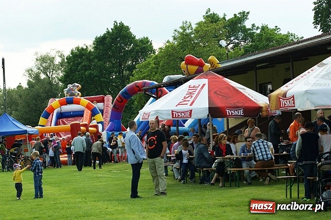 Zdjęcie w galerii na portalu naszraciborz.pl: Korowód przebierańców na festynie w Bieńkowicach wiadomości z regionu