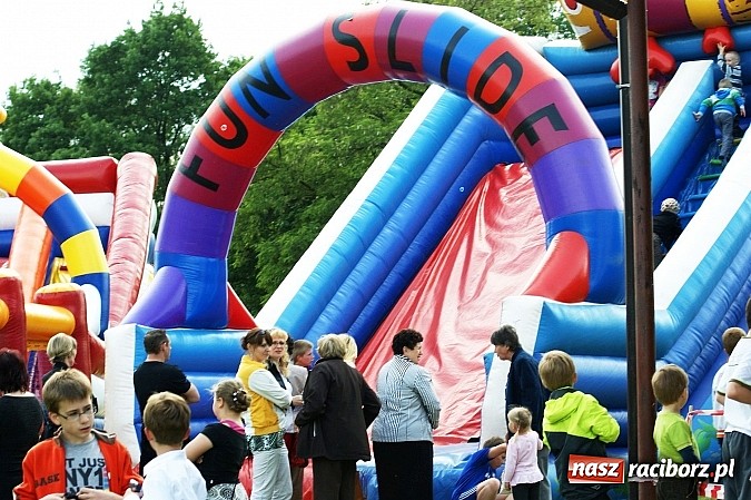 Zdjęcie w galerii na portalu naszraciborz.pl: Korowód przebierańców na festynie w Bieńkowicach wiadomości z regionu