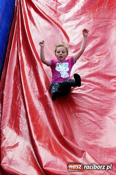 Zdjęcie w galerii na portalu naszraciborz.pl: Korowód przebierańców na festynie w Bieńkowicach wiadomości z regionu