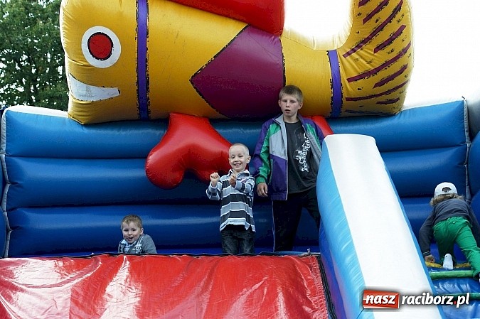 Zdjęcie w galerii na portalu naszraciborz.pl: Korowód przebierańców na festynie w Bieńkowicach wiadomości z regionu