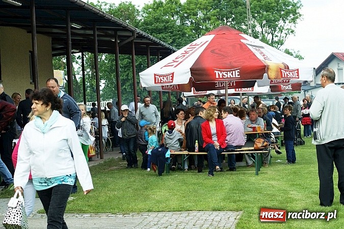 Zdjęcie w galerii na portalu naszraciborz.pl: Korowód przebierańców na festynie w Bieńkowicach wiadomości z regionu