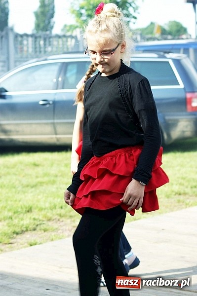 Zdjęcie w galerii na portalu naszraciborz.pl: Korowód przebierańców na festynie w Bieńkowicach wiadomości z regionu