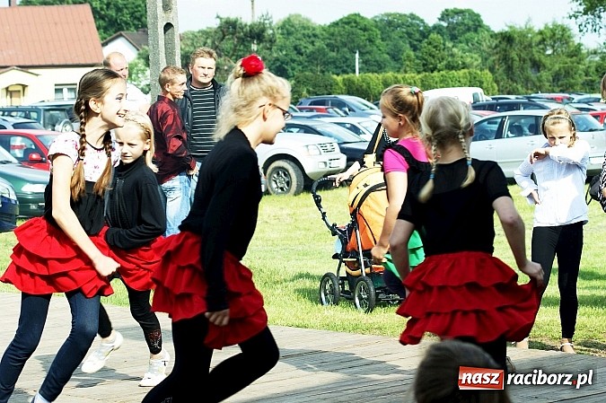 Zdjęcie w galerii na portalu naszraciborz.pl: Korowód przebierańców na festynie w Bieńkowicach wiadomości z regionu