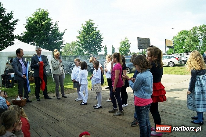 Zdjęcie w galerii na portalu naszraciborz.pl: Korowód przebierańców na festynie w Bieńkowicach wiadomości z regionu