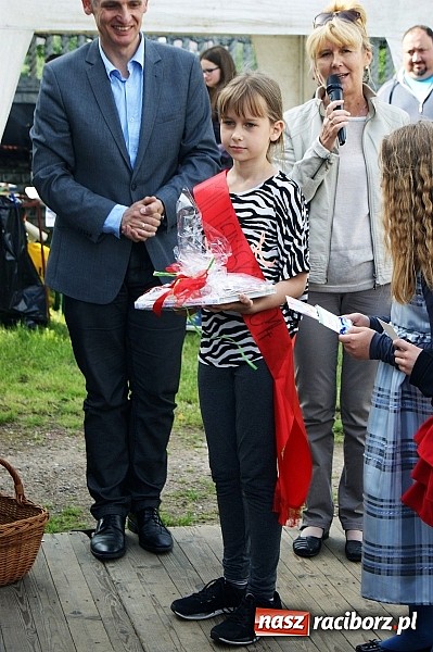 Zdjęcie w galerii na portalu naszraciborz.pl: Korowód przebierańców na festynie w Bieńkowicach wiadomości z regionu