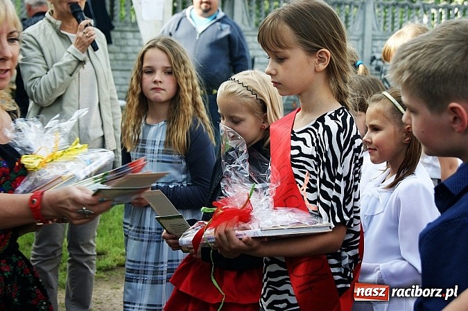 Zdjęcie w galerii na portalu naszraciborz.pl: Korowód przebierańców na festynie w Bieńkowicach wiadomości z regionu