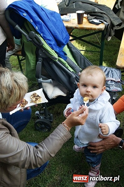 Zdjęcie w galerii na portalu naszraciborz.pl: Korowód przebierańców na festynie w Bieńkowicach wiadomości z regionu
