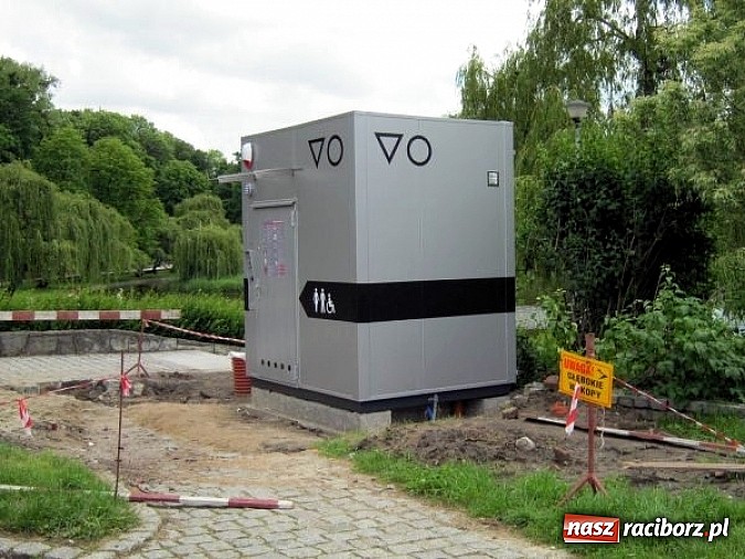 Zdjęcie w galerii na portalu naszraciborz.pl: W Parku Roth zamontowano nową toaletę publiczną wiadomości z regionu