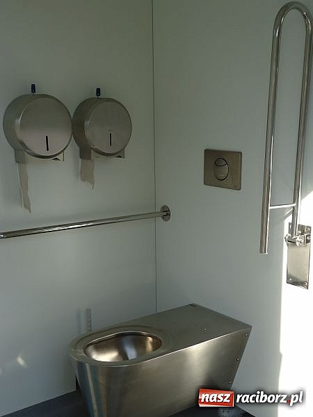 Zdjęcie w galerii na portalu naszraciborz.pl: W Parku Roth zamontowano nową toaletę publiczną wiadomości z regionu