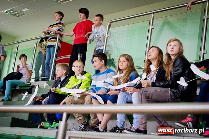 Zdjęcie w galerii na portalu naszraciborz.pl: X Halowe Zawody Szybowc&oacute;w Styropianowych wiadomości z regionu