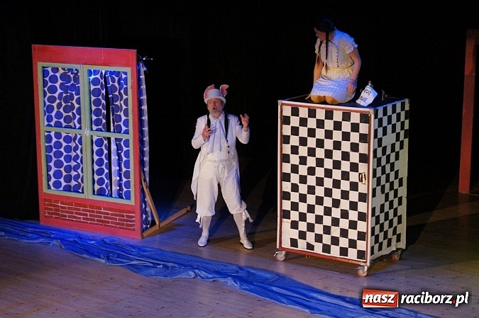 Zdjęcie w galerii na portalu naszraciborz.pl: Dzień Dziecka z Alicją w Krainie Czarów w RCK wiadomości z regionu