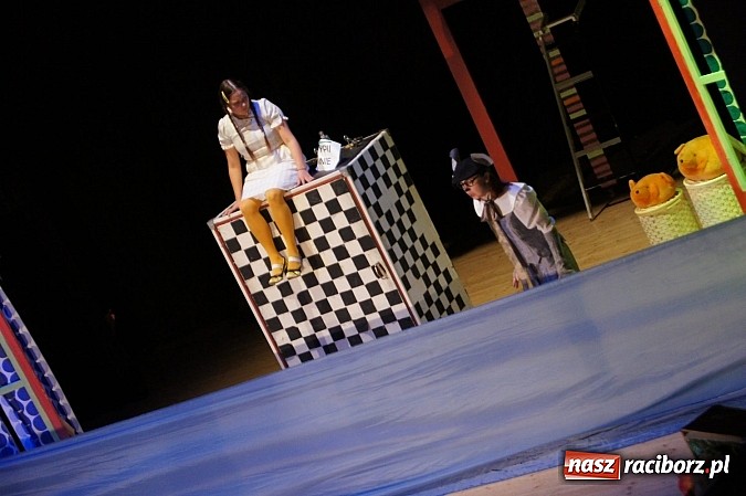 Zdjęcie w galerii na portalu naszraciborz.pl: Dzień Dziecka z Alicją w Krainie Czarów w RCK wiadomości z regionu