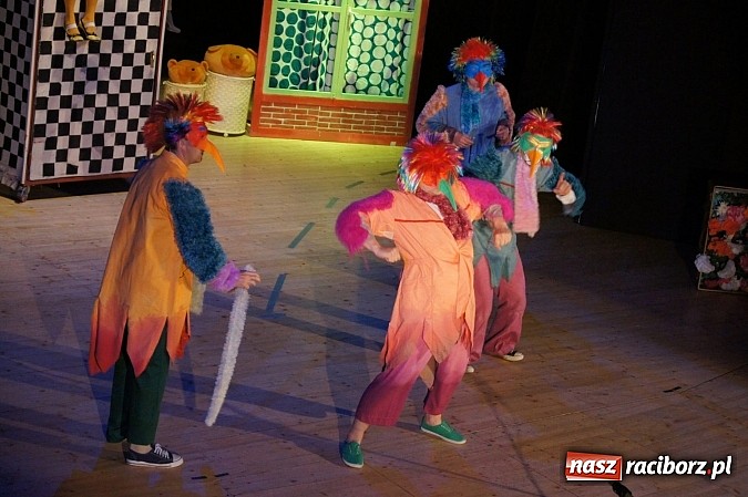 Zdjęcie w galerii na portalu naszraciborz.pl: Dzień Dziecka z Alicją w Krainie Czarów w RCK wiadomości z regionu