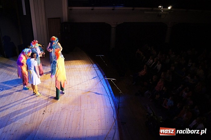 Zdjęcie w galerii na portalu naszraciborz.pl: Dzień Dziecka z Alicją w Krainie Czarów w RCK wiadomości z regionu