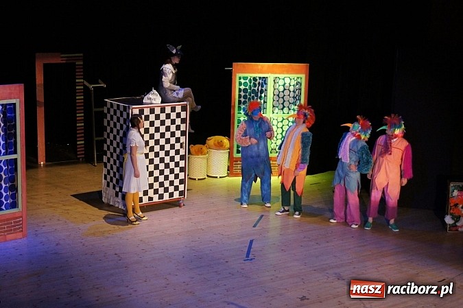 Zdjęcie w galerii na portalu naszraciborz.pl: Dzień Dziecka z Alicją w Krainie Czarów w RCK wiadomości z regionu