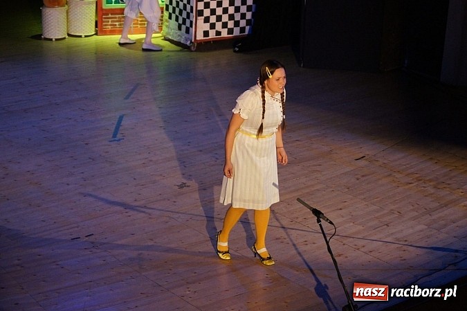 Zdjęcie w galerii na portalu naszraciborz.pl: Dzień Dziecka z Alicją w Krainie Czarów w RCK wiadomości z regionu