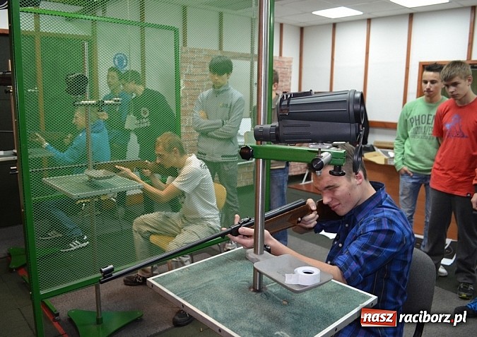 Zdjęcie w galerii na portalu naszraciborz.pl: Uczniowie SMS-u sprawdzali swoje umiejętności strzeleckie  wiadomości z regionu